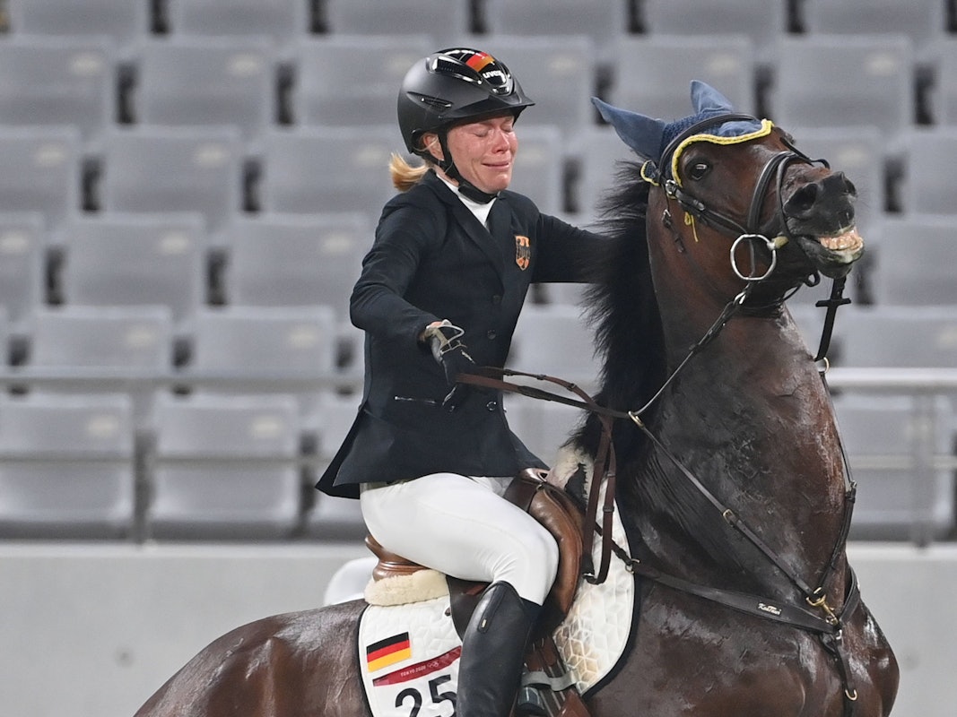 Annika Schleu sitzt weinend auf ihrem Pferd Saint Boy