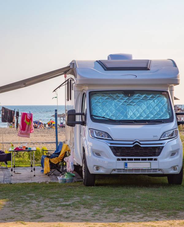Viele Menschen machen gerne Camping-Urlaub. Dabei gibt es jedoch einiges zu beachten, denn schnell schleichen sich Fehler ein, die man einfach hätte vermeiden können. Das Foto (aufgenommen am 19. Oktober 2021) zeigt ein Wohnmobil. Im Hintergrund sieht man einen Strand.