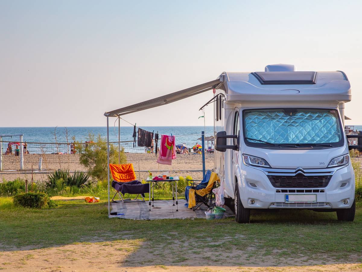Viele Menschen machen gerne Camping-Urlaub. Dabei gibt es jedoch einiges zu beachten, denn schnell schleichen sich Fehler ein, die man einfach hätte vermeiden können. Das Foto (aufgenommen am 19. Oktober 2021) zeigt ein Wohnmobil. Im Hintergrund sieht man einen Strand.