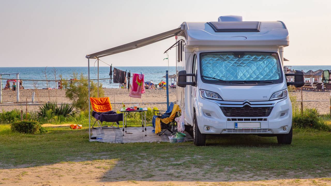 Viele Menschen machen gerne Camping-Urlaub. Dabei gibt es jedoch einiges zu beachten, denn schnell schleichen sich Fehler ein, die man einfach hätte vermeiden können. Das Foto (aufgenommen am 19. Oktober 2021) zeigt ein Wohnmobil. Im Hintergrund sieht man einen Strand.