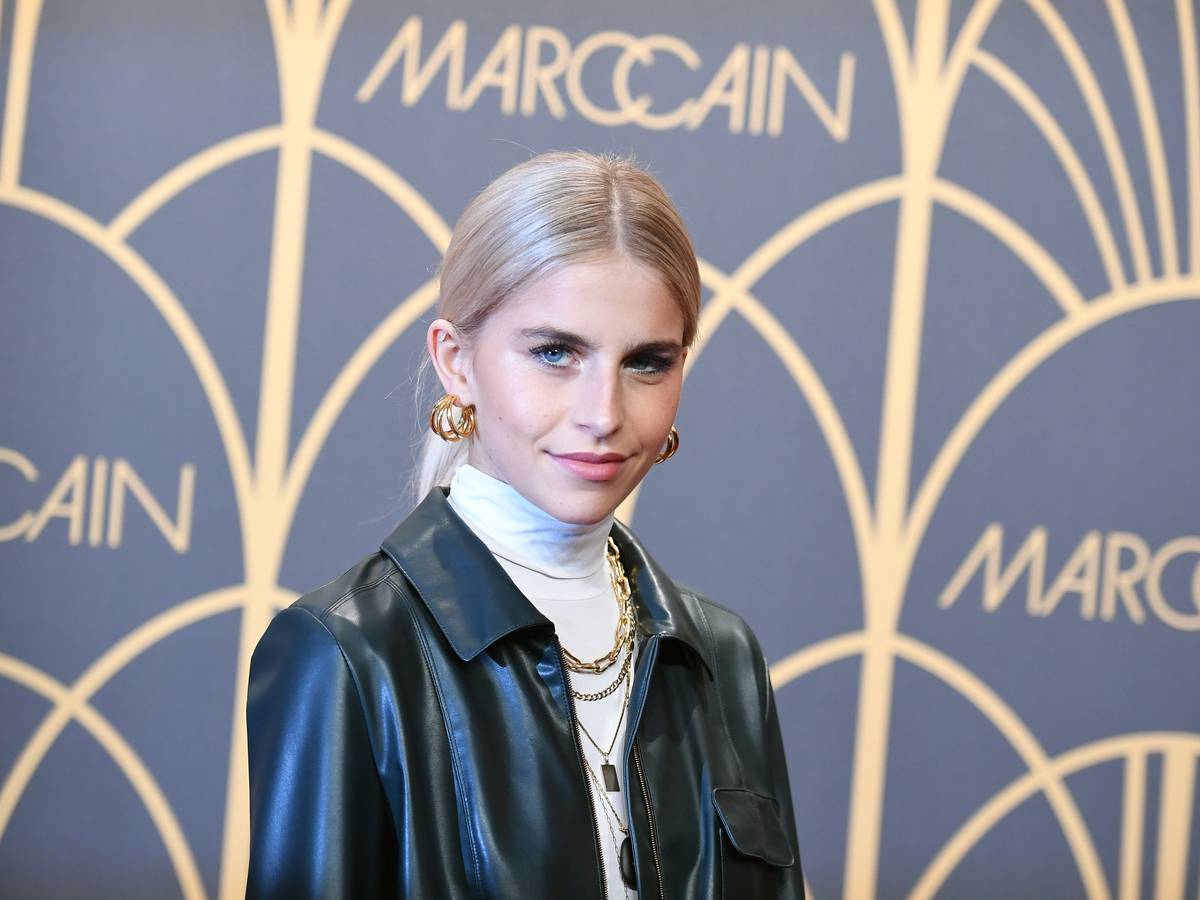 Caro Daur, Bloggerin, kommt zu der Show des Labels „Marc Cain“ bei der Mercedes-Benz Fashion Week im Jahr 2020.