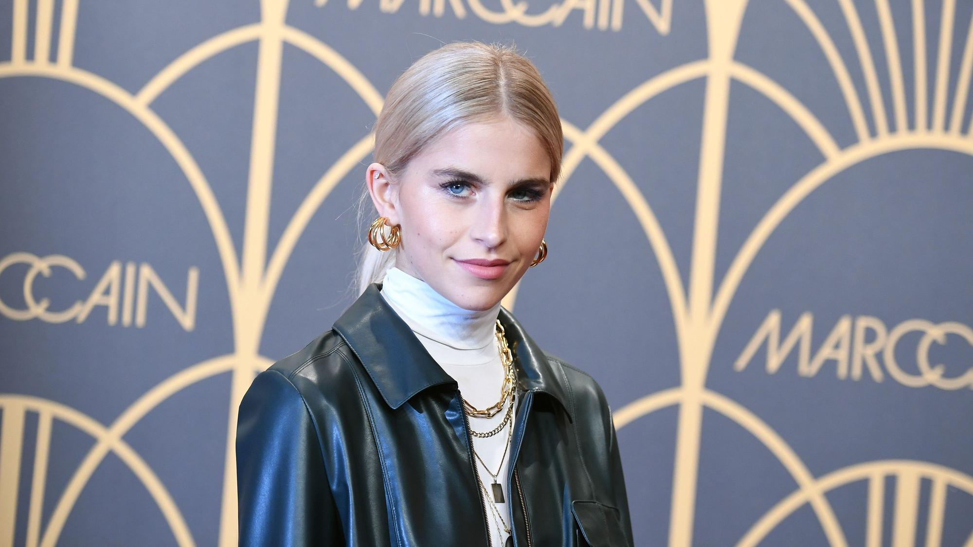 Caro Daur, Bloggerin, kommt zu der Show des Labels „Marc Cain“ bei der Mercedes-Benz Fashion Week im Jahr 2020.