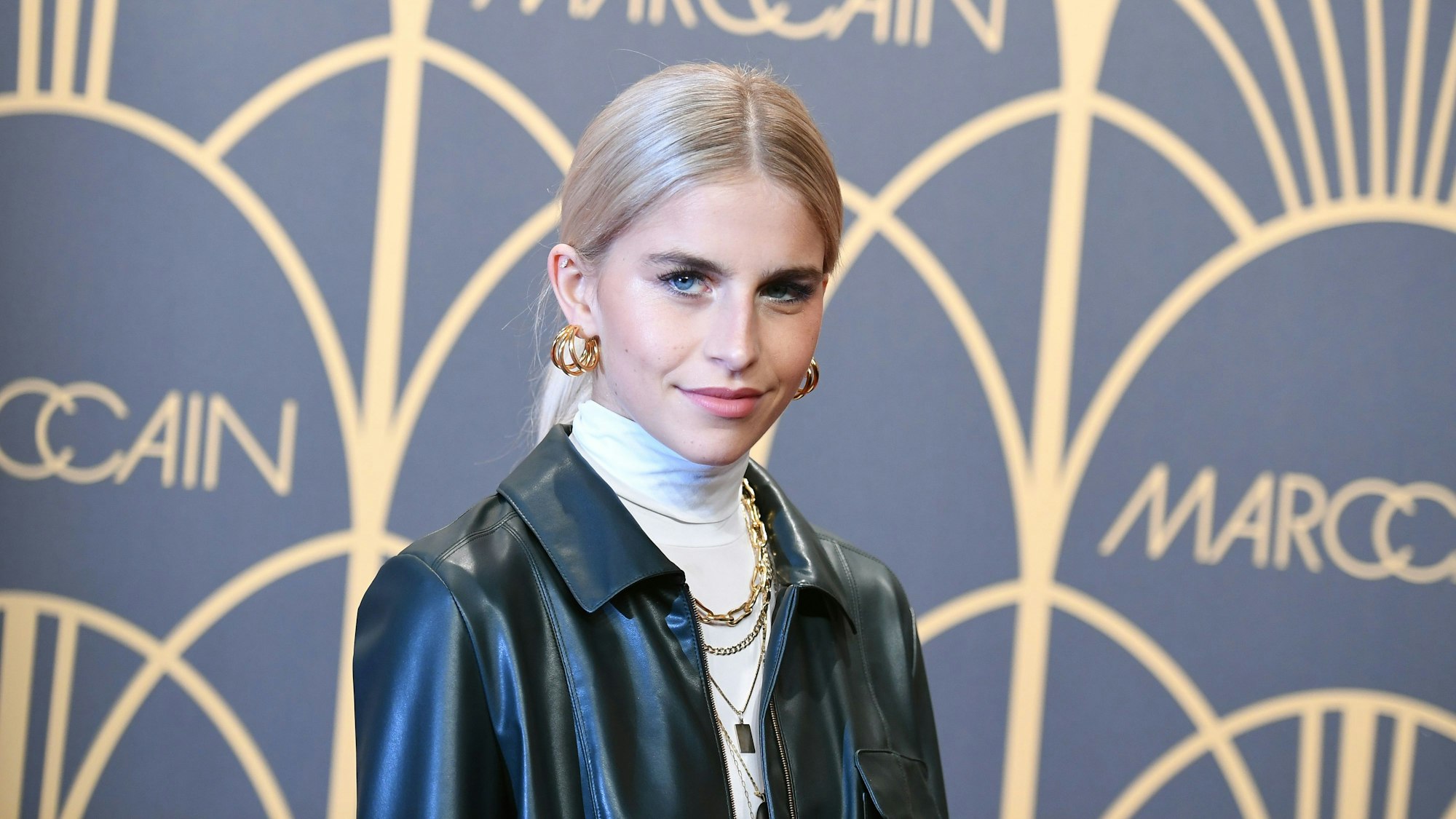 Caro Daur, Bloggerin, kommt zu der Show des Labels „Marc Cain“ bei der Mercedes-Benz Fashion Week im Jahr 2020.