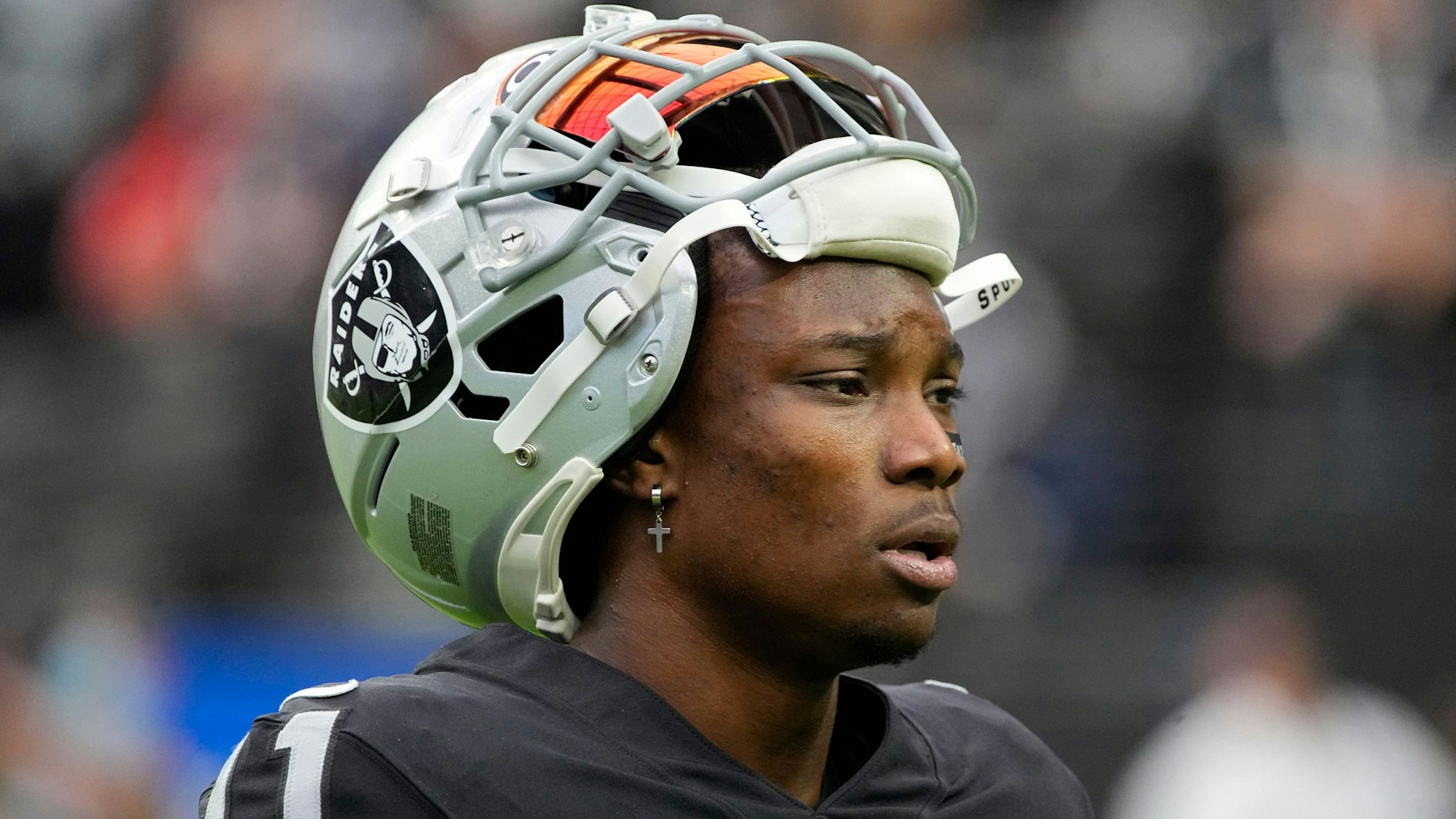 Henry Ruggs III geht in der NFL über das Spielfeld.