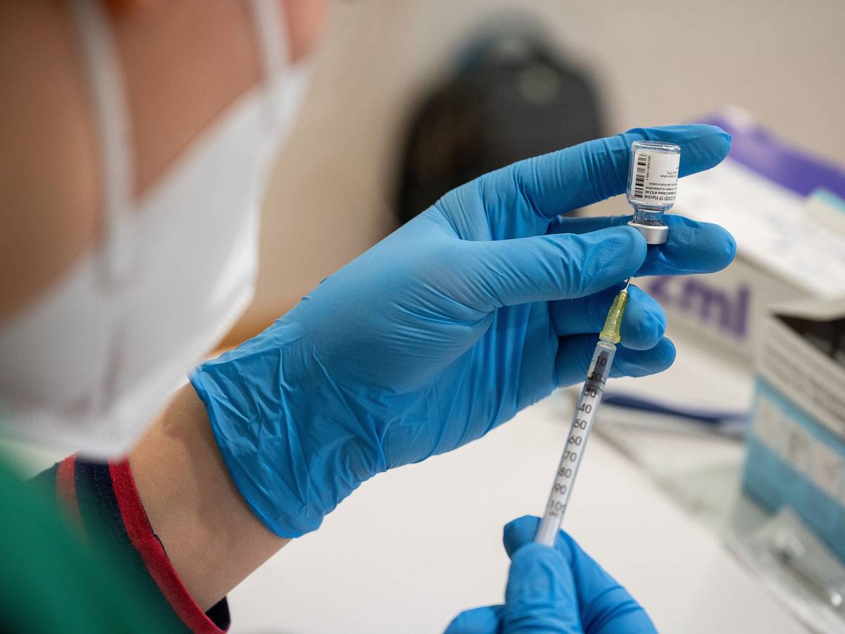 Die Mitarbeiterin eines mobilen Impfteams zieht im Alten- und Pflegeheim Bürgerheim den Impfstoff von Biontech/Pfizer in eine Spritze auf.