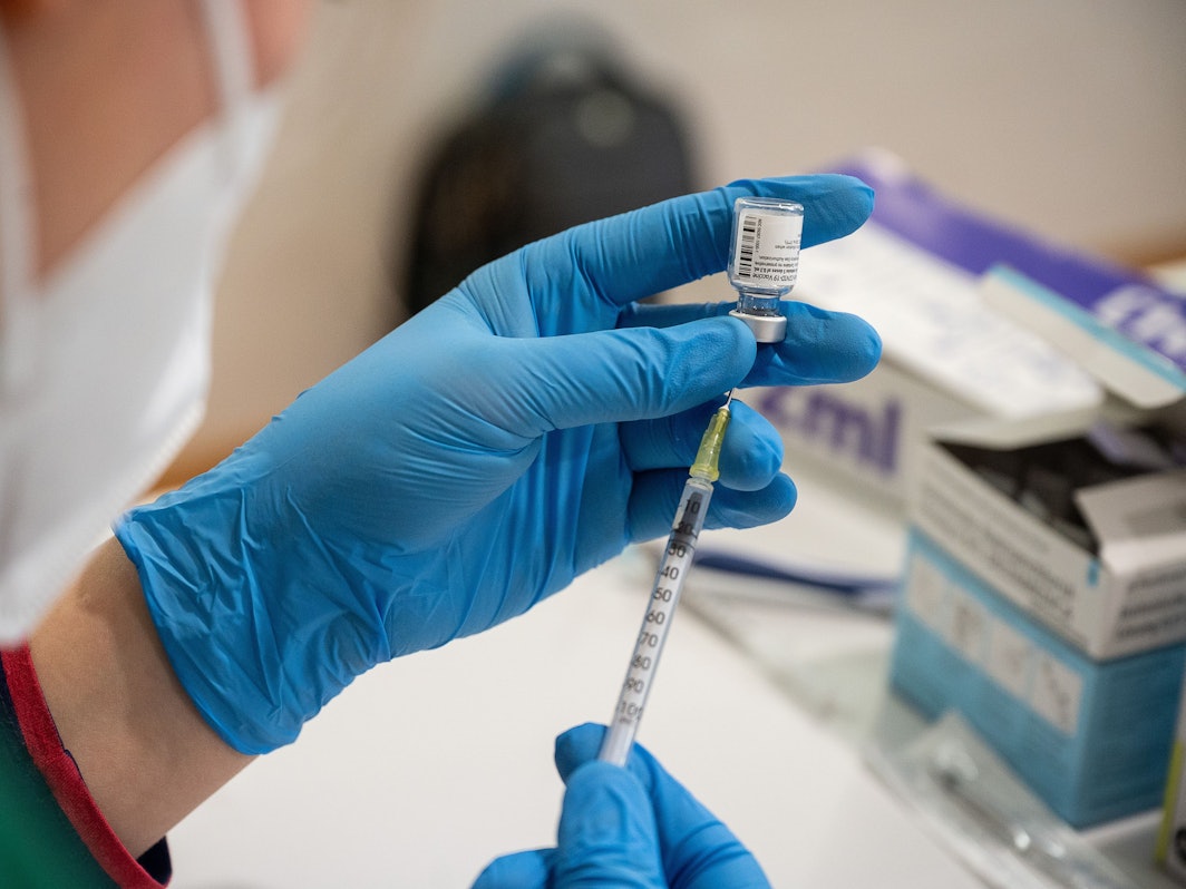 Die Mitarbeiterin eines mobilen Impfteams zieht im Alten- und Pflegeheim Bürgerheim den Impfstoff von Biontech/Pfizer in eine Spritze auf.