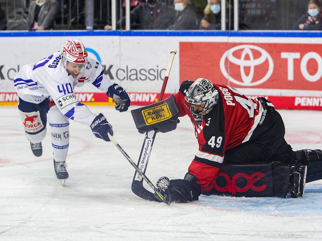 Justin Pogge (Kölner Haie) gegen Ken Andre Olimb (Schwenningen).