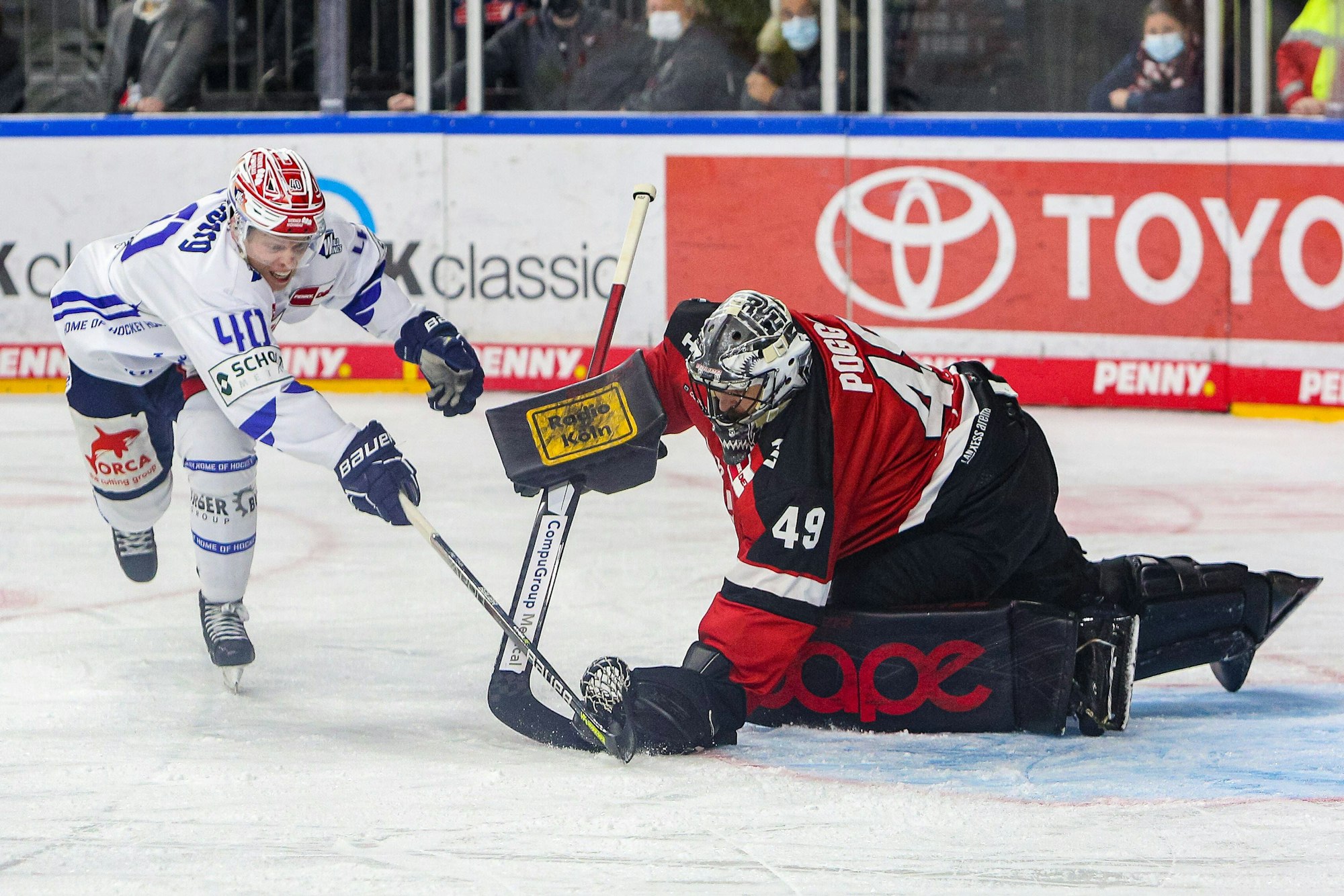 Justin Pogge (Kölner Haie) gegen Ken Andre Olimb (Schwenningen).