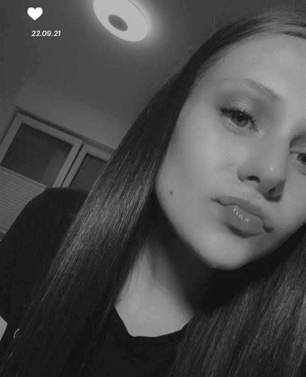 Lavinia Wollny posiert für ein Instagram-Selfie.