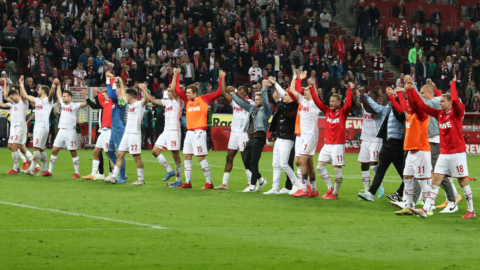 Der 1. FC Köln feiert den Sieg gegen Greuther Fürth.