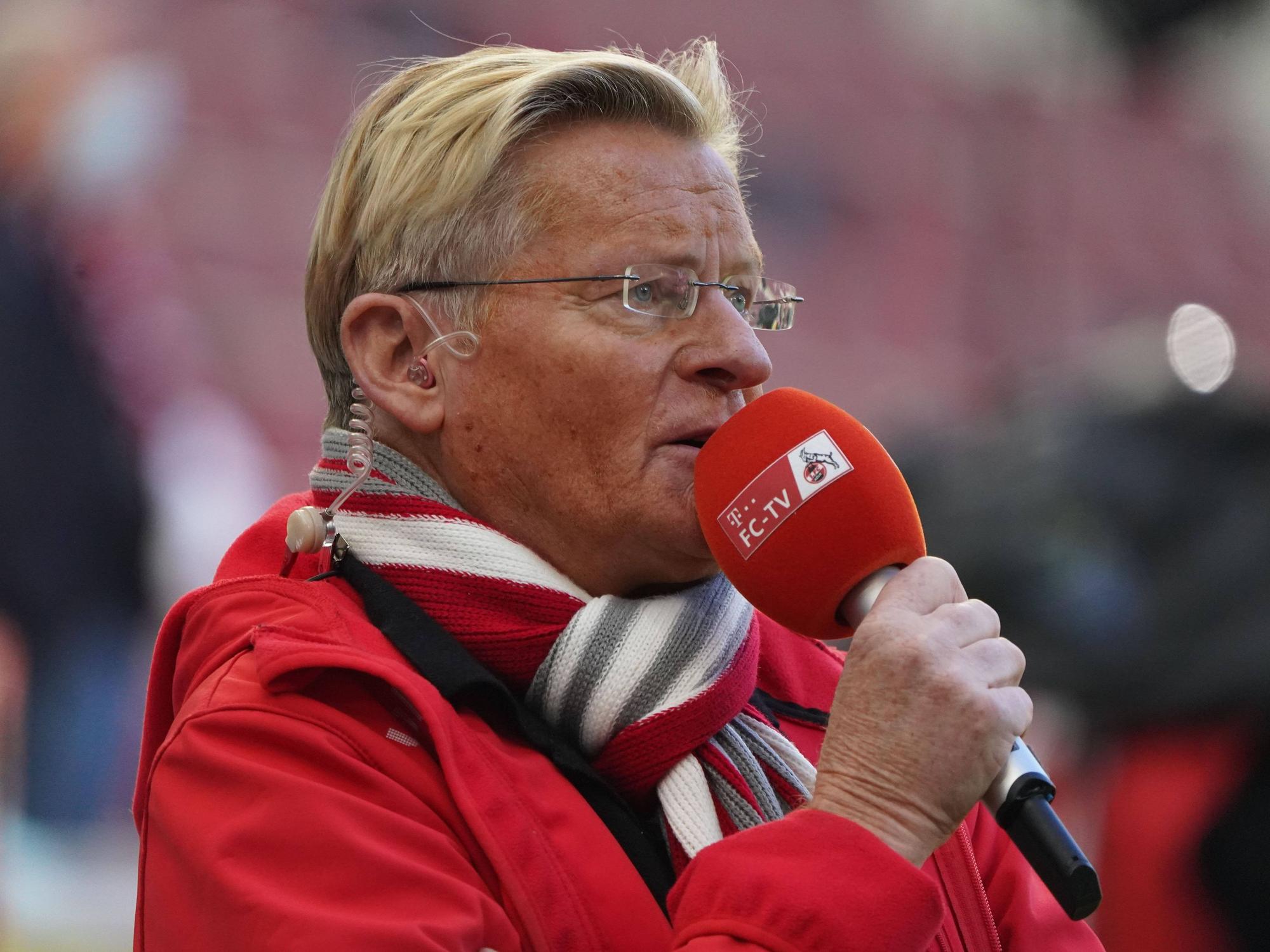 Michael Trippel als Stadionsprecher beim Heim-Derby des 1. FC Köln gegen Bayer Leverkusen.