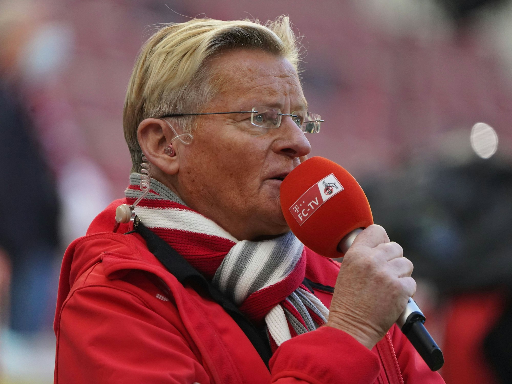 Michael Trippel als Stadionsprecher beim Heim-Derby des 1. FC Köln gegen Bayer Leverkusen.