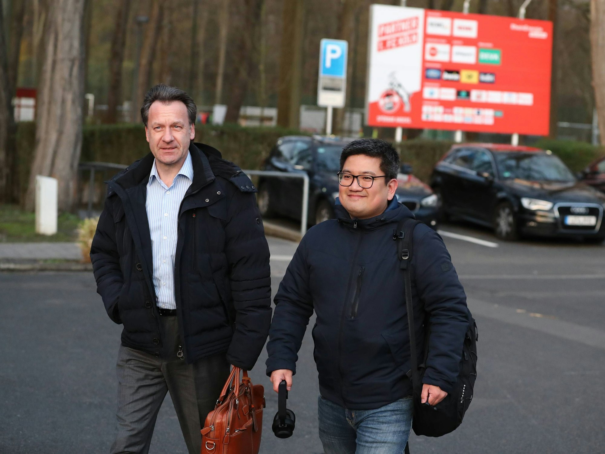 Ho-Yeon Kim und Frank Leifer auf dem Weg zur Sitzung des FC-Mitgliederrats.