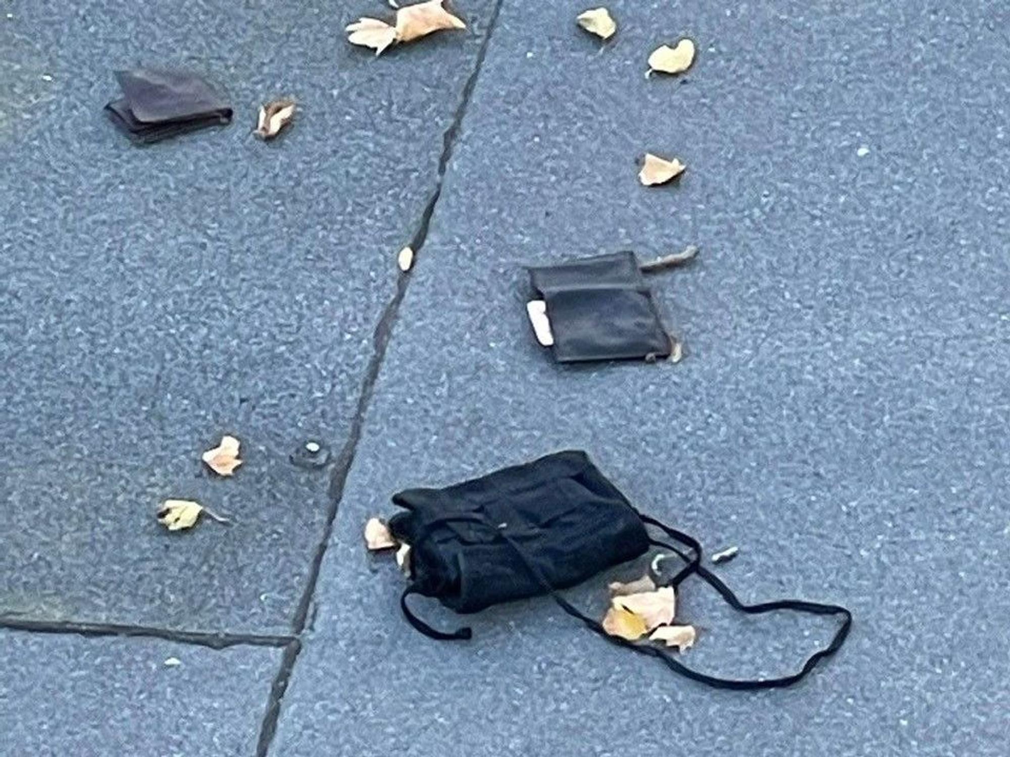 Verstreute Wertgegenstände auf dem Dach eines KD-Häuschens am Kölner Rheinufer