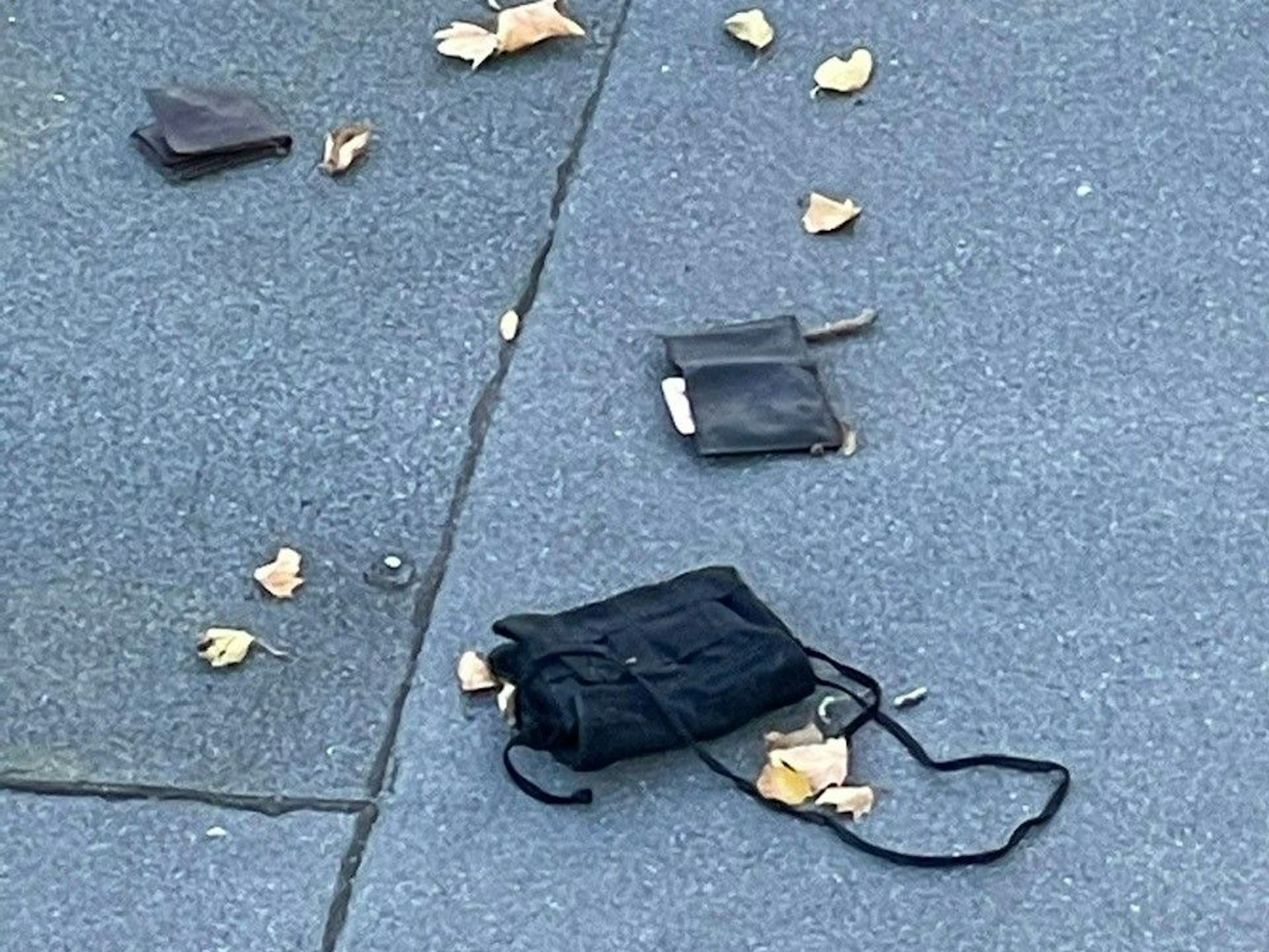 Verstreute Wertgegenstände auf dem Dach eines KD-Häuschens am Kölner Rheinufer
