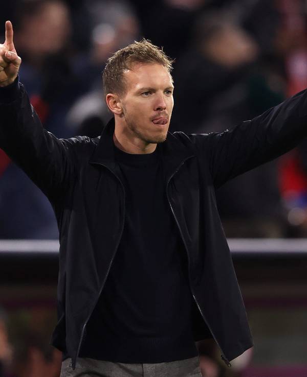 Julian Nagelsmann breitet die Arme beim Jubel aus.