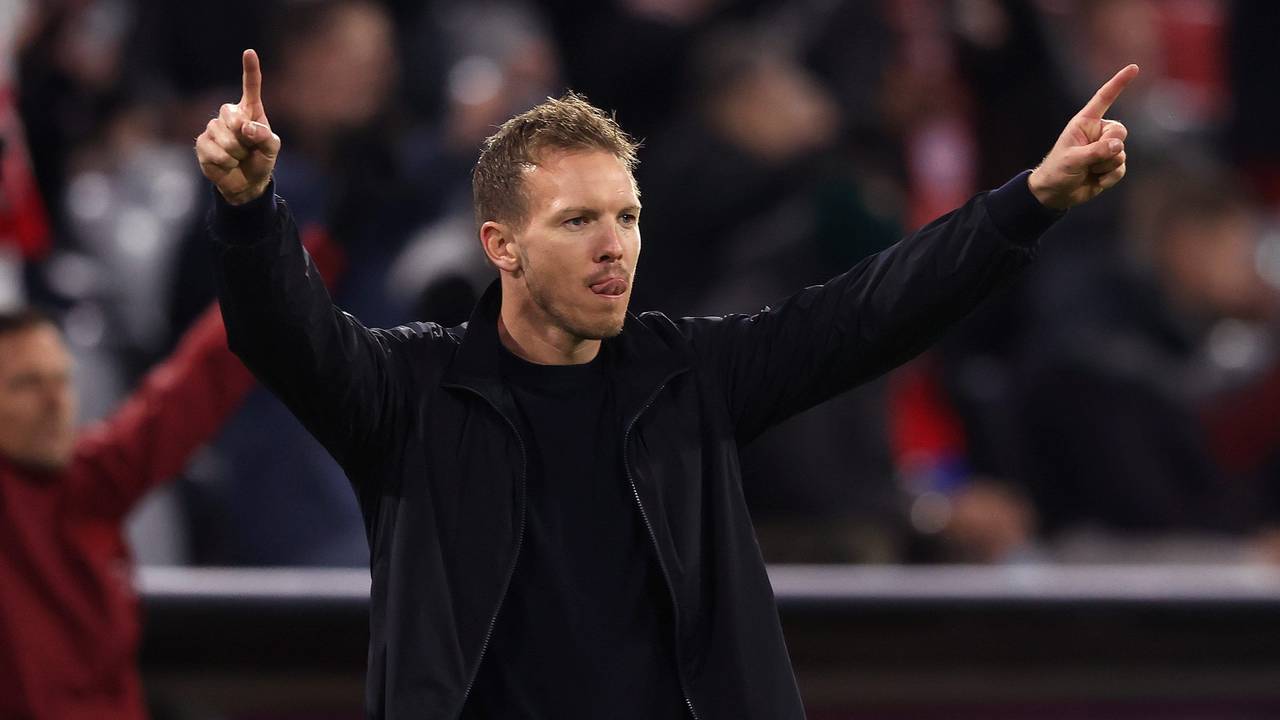 Julian Nagelsmann breitet die Arme beim Jubel aus.