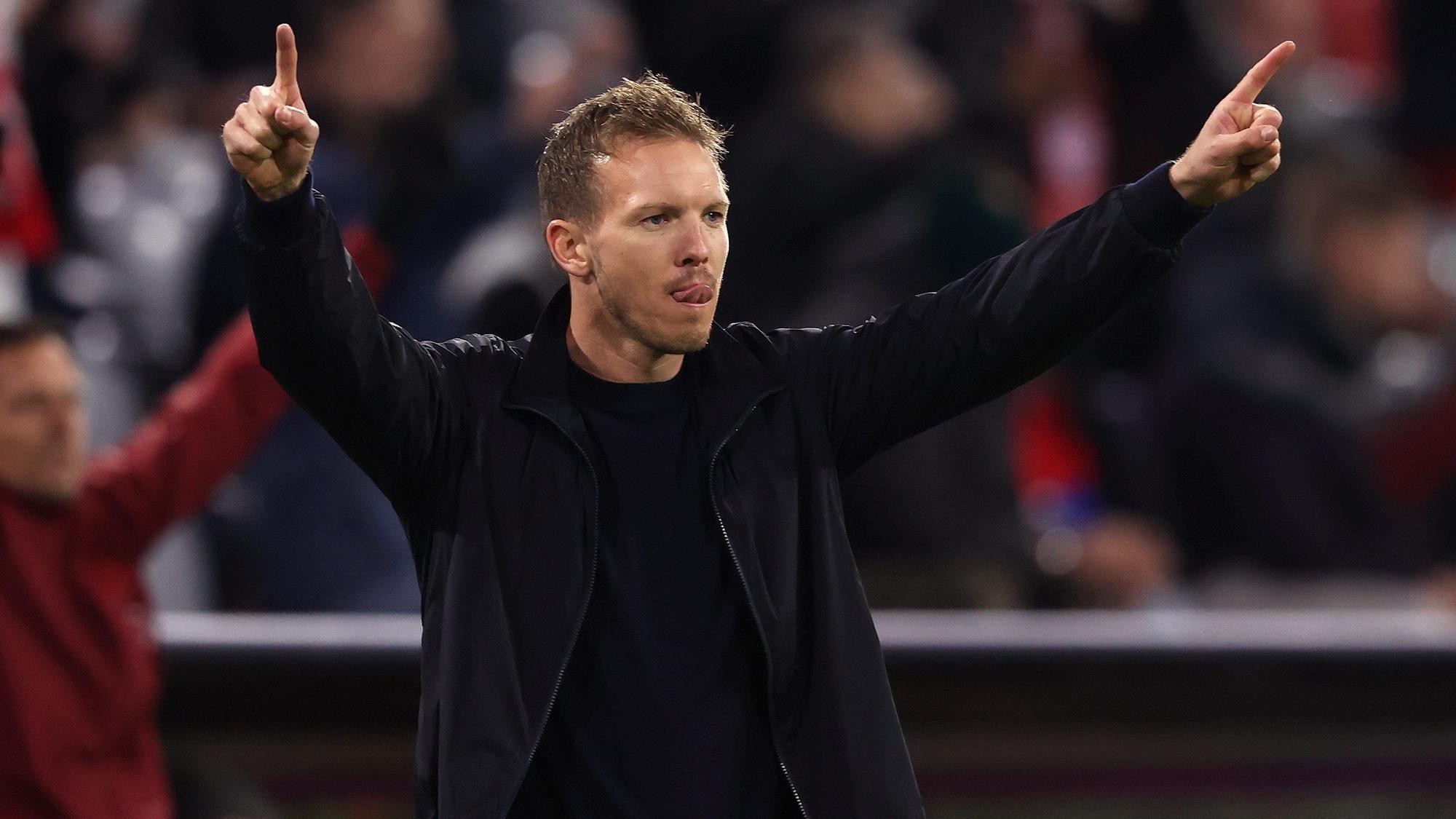 Julian Nagelsmann breitet die Arme beim Jubel aus.