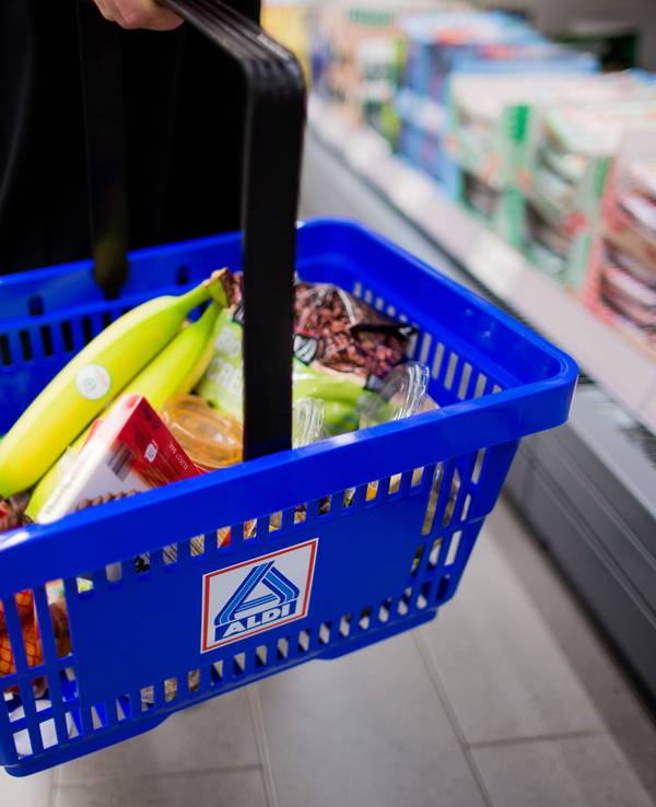 Eine Frau hält am 20.09.2016 in einer Aldi-Nord-Filiale einen Einkaufskorb in der Hand. Aldi und Lidl wollen bald die Preisschilder ändern und digitale Schilder einsetzten.