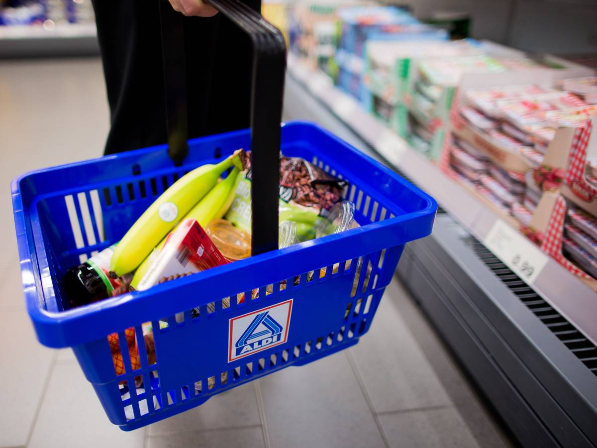 Eine Frau hält am 20.09.2016 in einer Aldi-Nord-Filiale einen Einkaufskorb in der Hand. Aldi und Lidl wollen bald die Preisschilder ändern und digitale Schilder einsetzten.