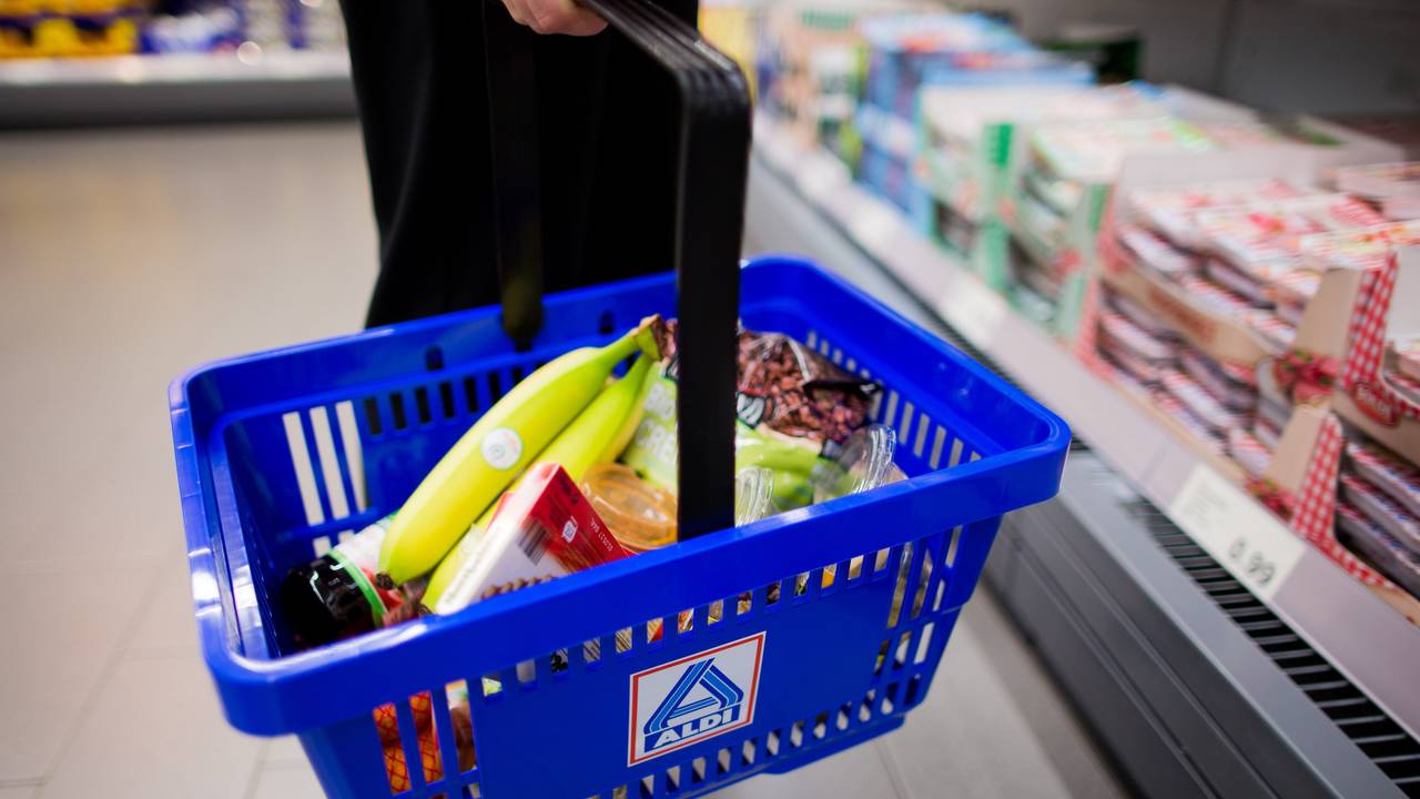 Eine Frau hält am 20.09.2016 in einer Aldi-Nord-Filiale einen Einkaufskorb in der Hand. Aldi und Lidl wollen bald die Preisschilder ändern und digitale Schilder einsetzten.