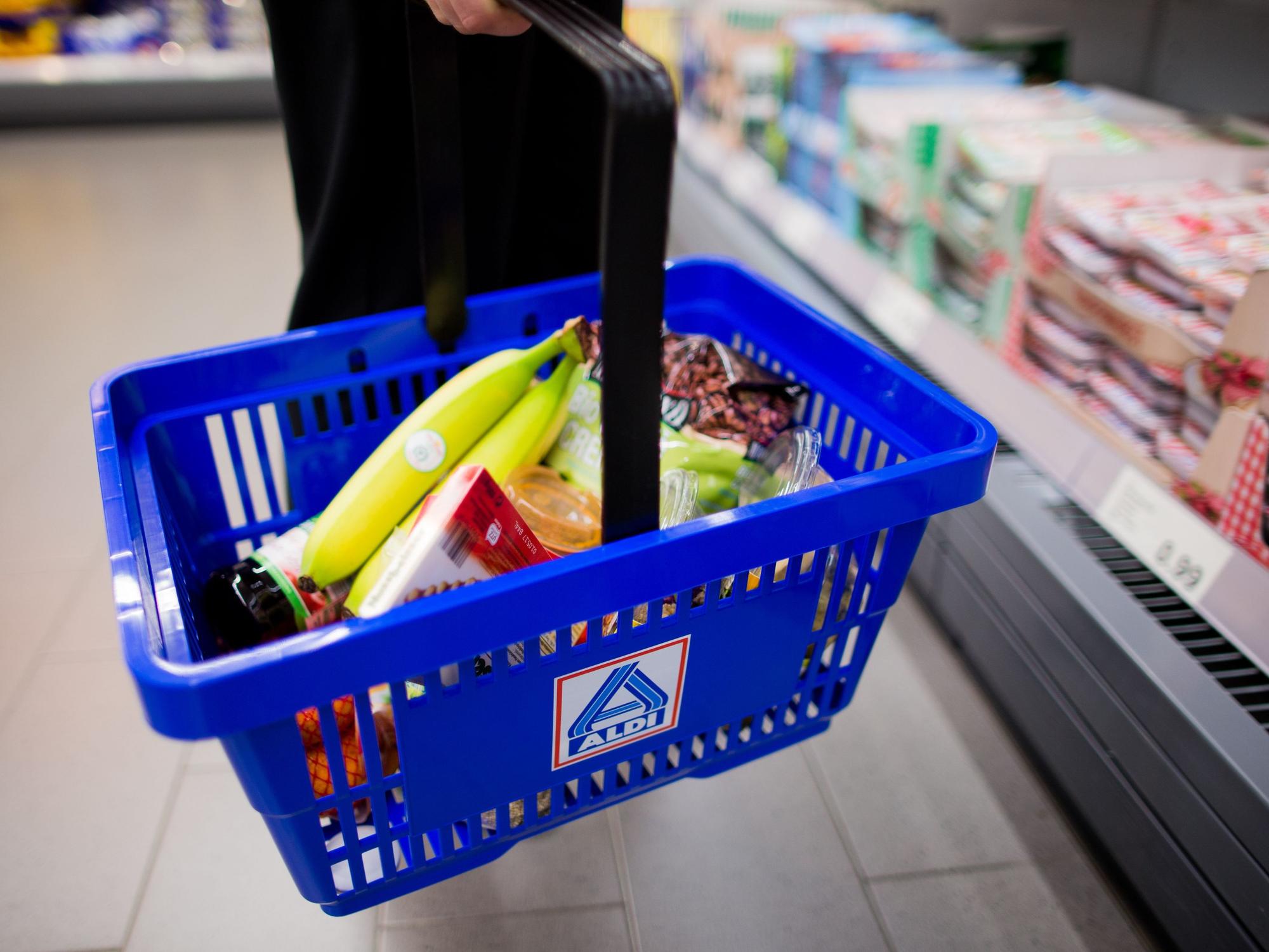 Eine Frau hält am 20.09.2016 in einer Aldi-Nord-Filiale einen Einkaufskorb in der Hand. Aldi und Lidl wollen bald die Preisschilder ändern und digitale Schilder einsetzten.