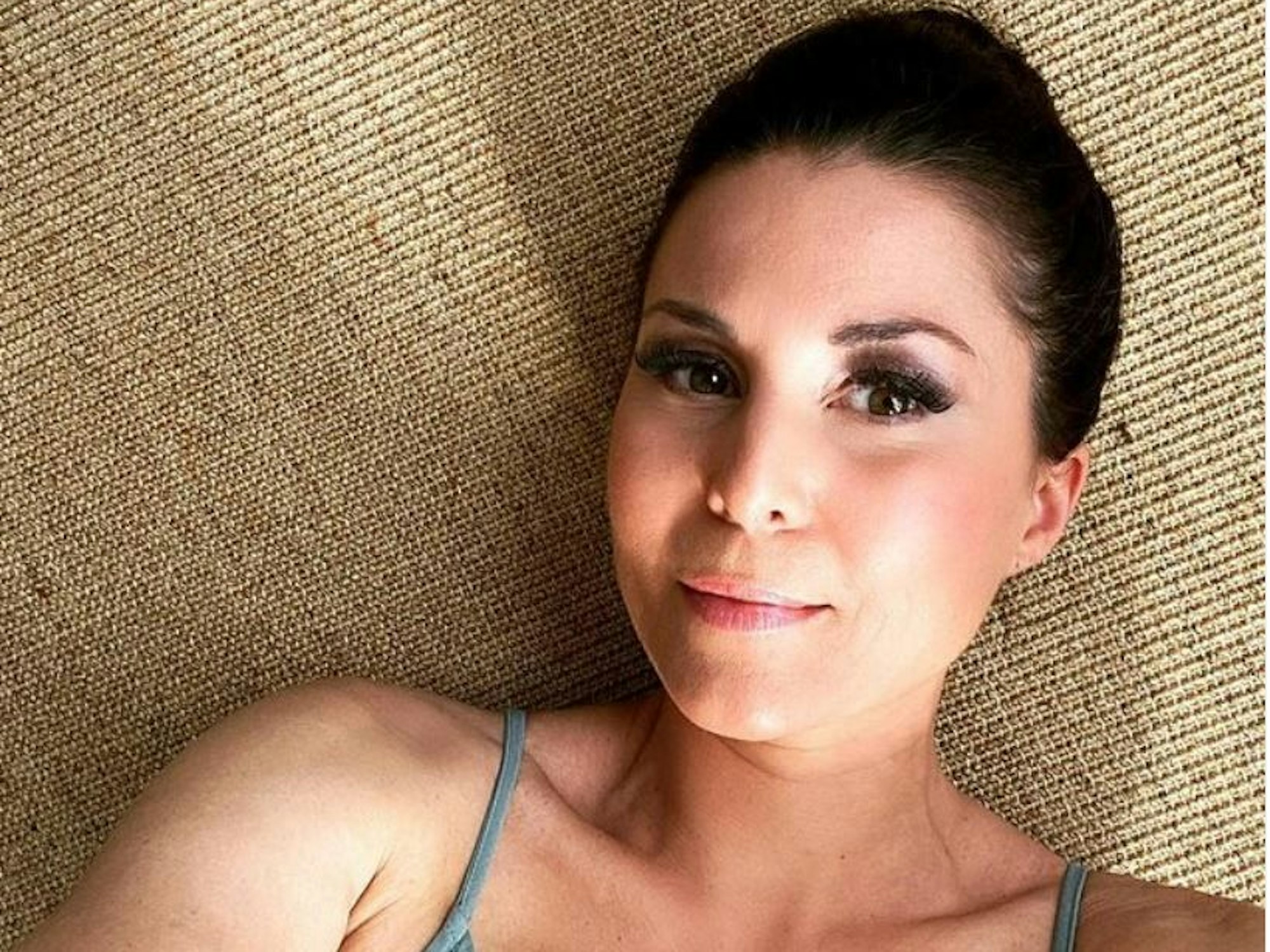 Vanessa Blumhagen schau in die Kamera