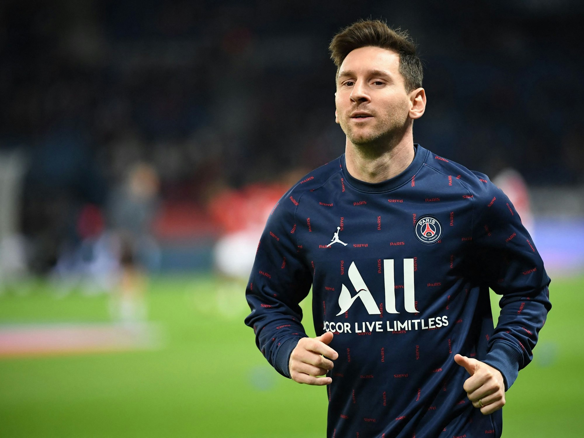 Superstar Lionel Messi wärmt sich bei der Ligue-1-Partie zwischen Paris Saint-Germain und dem OSC Lille auf