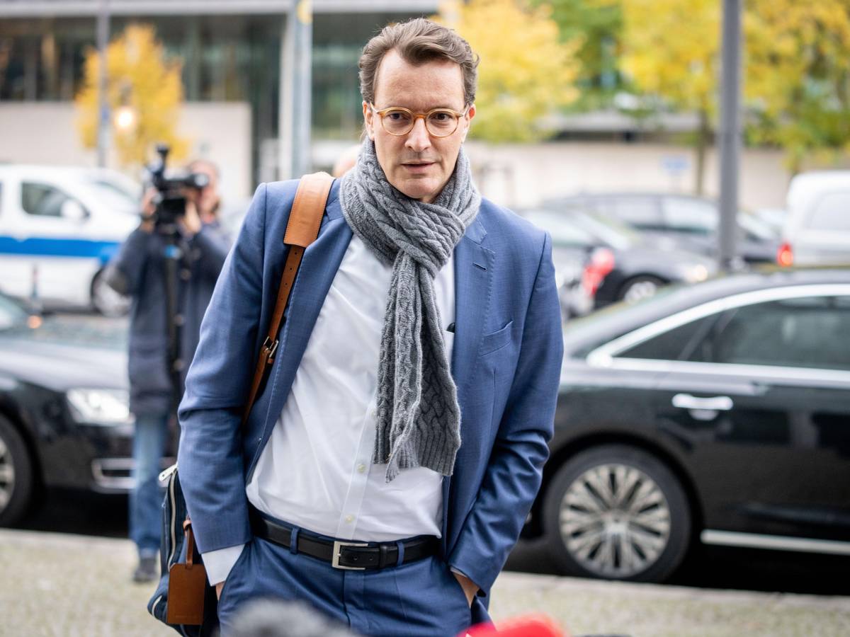 Hendrik Wüst (CDU), Ministerpräsident des Landes Nordrhein-Westfalen, kommt am 2. November 2021 zu den Sondersitzungen von Präsidium und Bundesvorstand seiner Partei in Berlin.