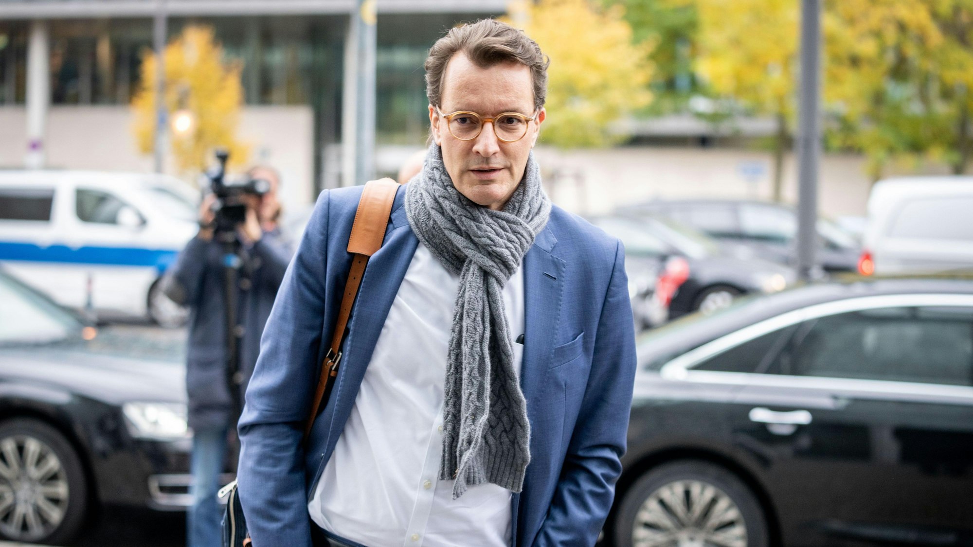 Hendrik Wüst (CDU), Ministerpräsident des Landes Nordrhein-Westfalen, kommt am 2. November 2021 zu den Sondersitzungen von Präsidium und Bundesvorstand seiner Partei in Berlin.