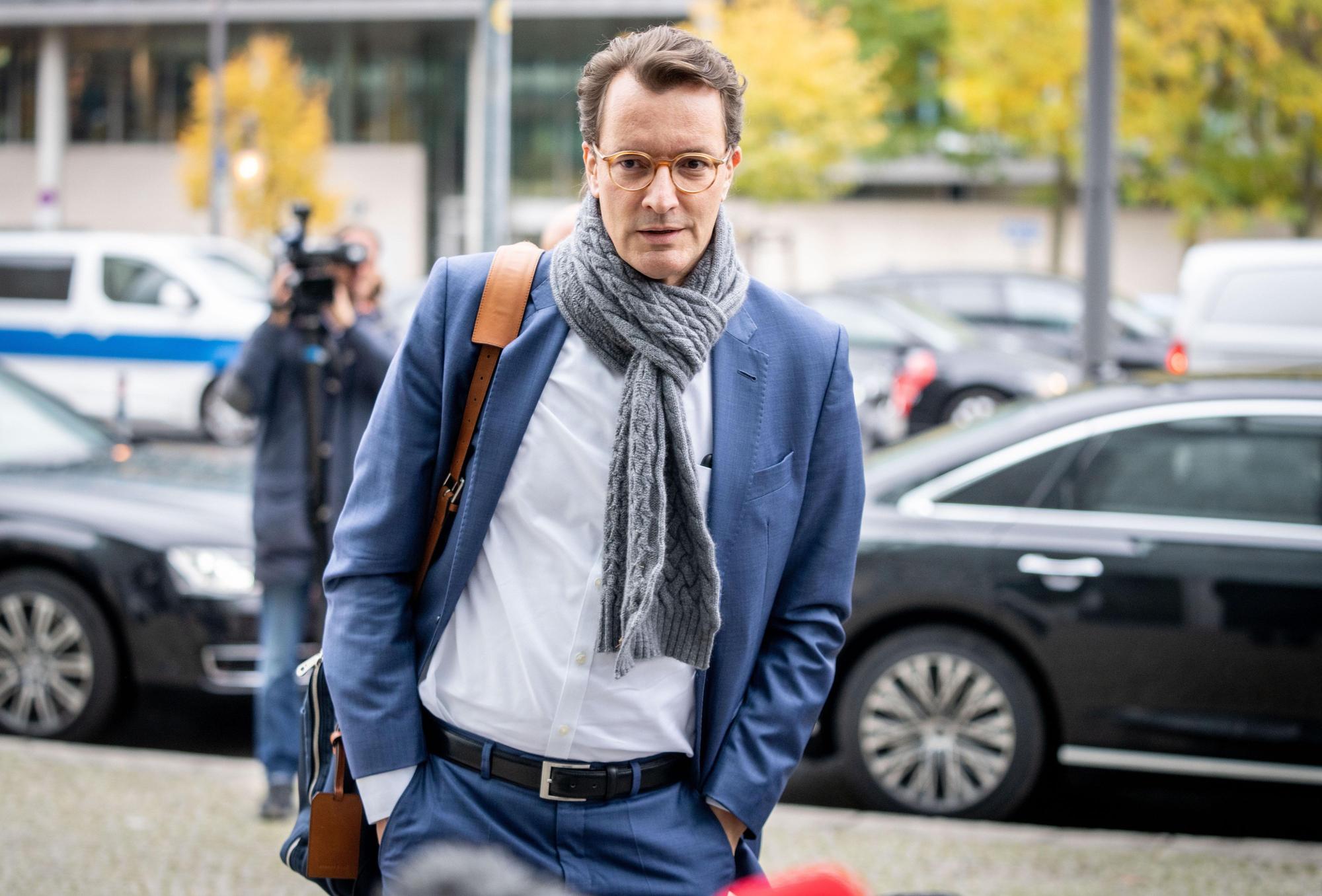 Hendrik Wüst (CDU), Ministerpräsident des Landes Nordrhein-Westfalen, kommt zu den Sondersitzungen von Präsidium und Bundesvorstand seiner Partei.