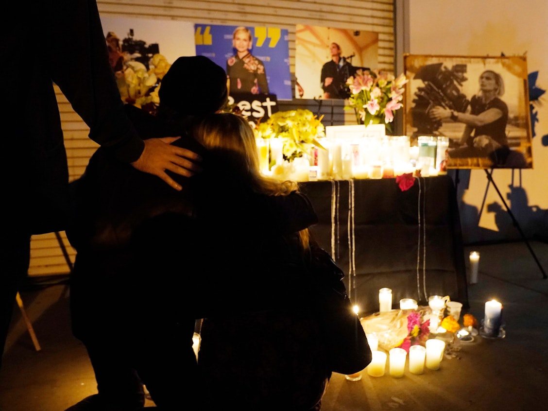 Teilnehmer einer Mahnwache bei Kerzenlicht für die verstorbene Halyna Hutchins umarmen sich am 24. Oktober 2021.