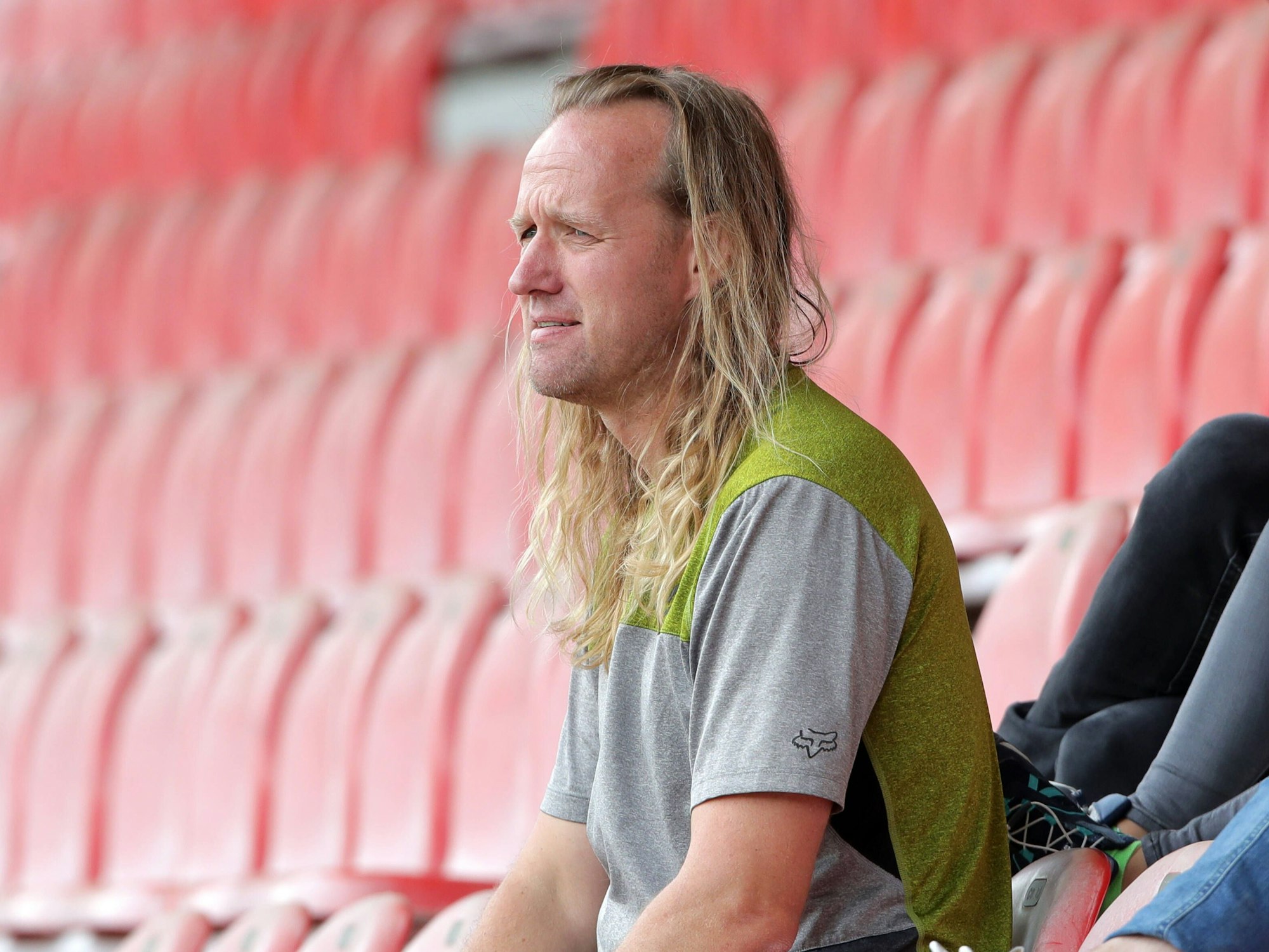 Stefan Müller-Römer mit kritischem Blick beim Spiel der FC-Frauen gegen den SC Sand.