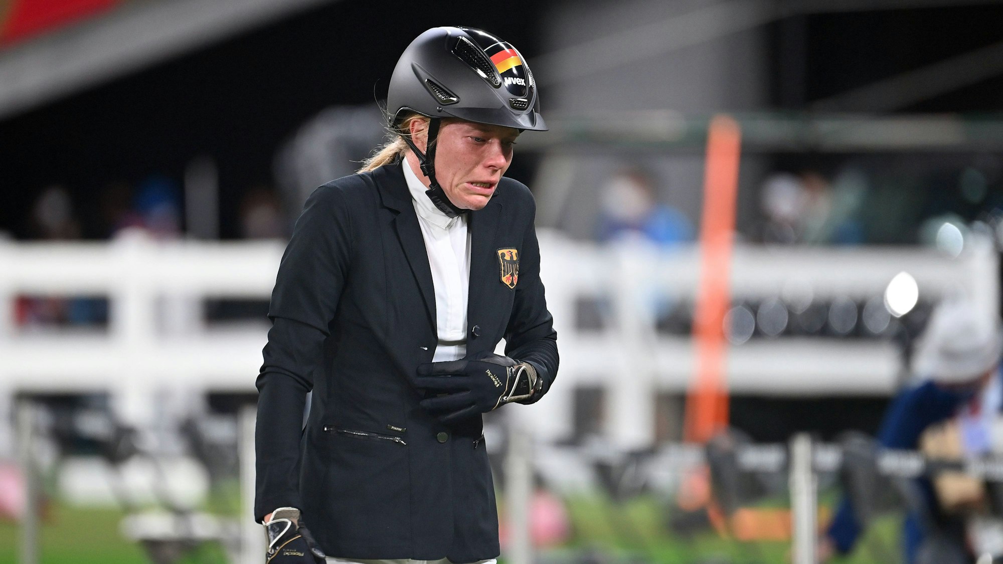 Annika Schleu weint auf dem Parcours