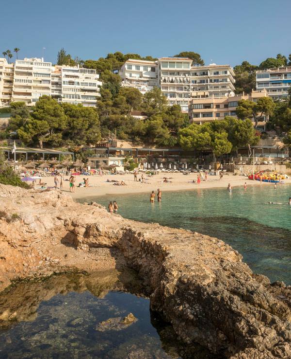 Der Tourismus auf Mallorca durchlebt momentan einen Wandel. Sonst überwiegend von betrunkenen Touristen überlaufen, boomt auf Mallorca jetzt der Luxus. Auf dem Foto (aufgenommen am 27. August 2021) baden Besucher am Strand von Illetes auf Mallorca.
