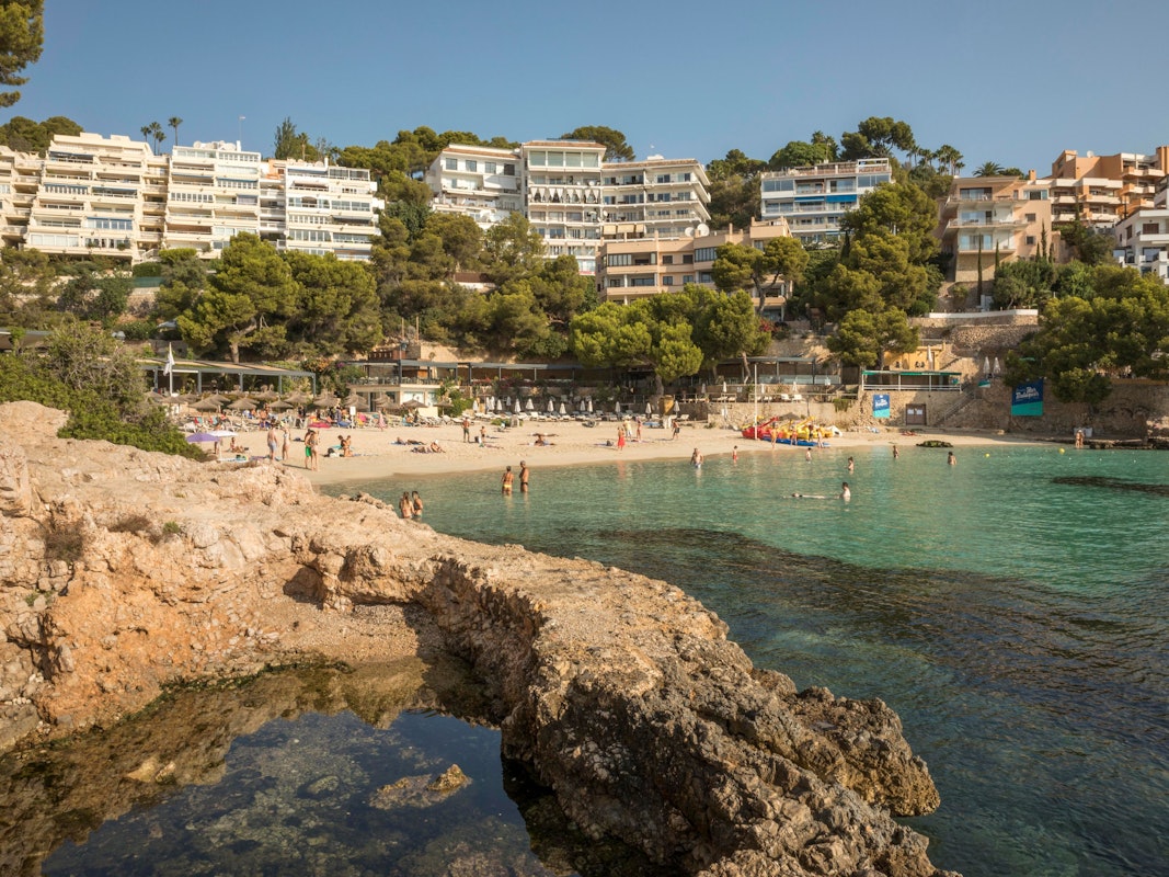 Der Tourismus auf Mallorca durchlebt momentan einen Wandel. Sonst überwiegend von betrunkenen Touristen überlaufen, boomt auf Mallorca jetzt der Luxus. Auf dem Foto (aufgenommen am 27. August 2021) baden Besucher am Strand von Illetes auf Mallorca.