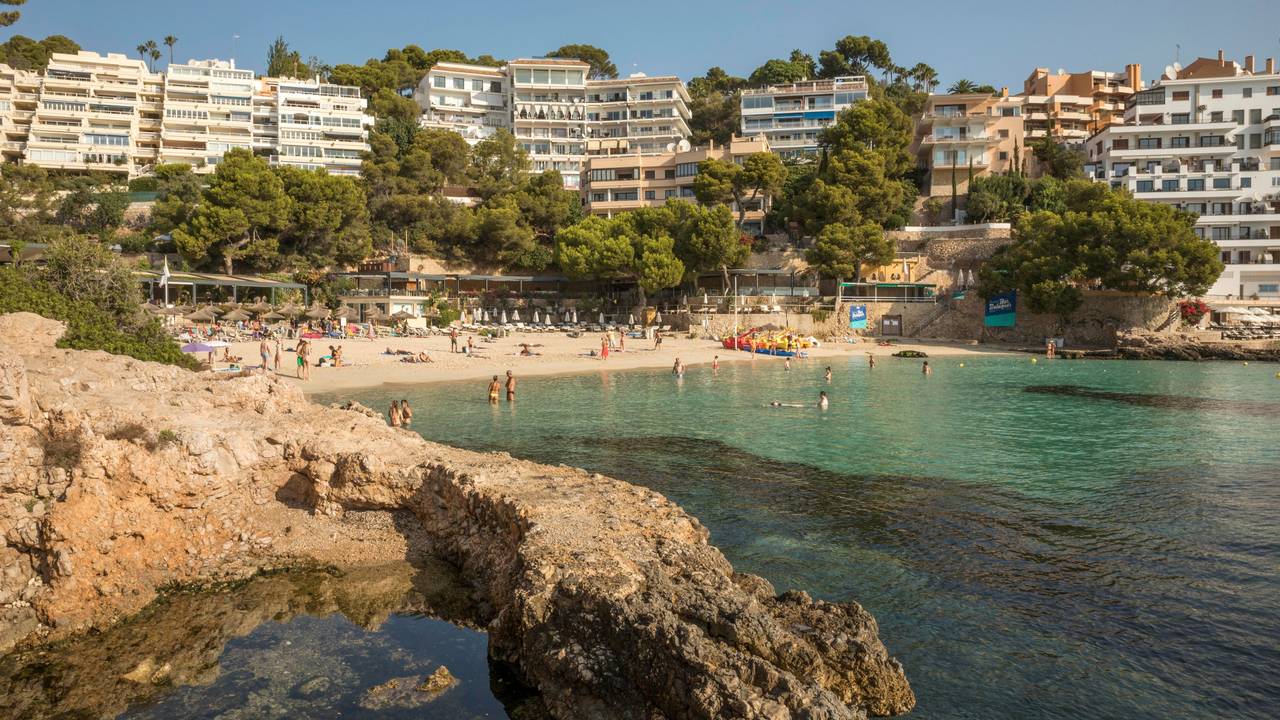 Der Tourismus auf Mallorca durchlebt momentan einen Wandel. Sonst überwiegend von betrunkenen Touristen überlaufen, boomt auf Mallorca jetzt der Luxus. Auf dem Foto (aufgenommen am 27. August 2021) baden Besucher am Strand von Illetes auf Mallorca.