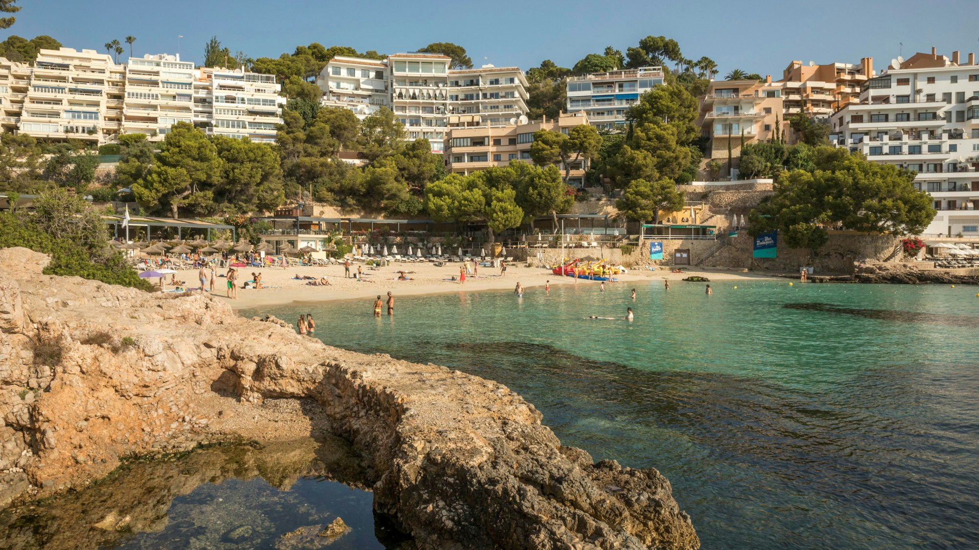 Der Tourismus auf Mallorca durchlebt momentan einen Wandel. Sonst überwiegend von betrunkenen Touristen überlaufen, boomt auf Mallorca jetzt der Luxus. Auf dem Foto (aufgenommen am 27. August 2021) baden Besucher am Strand von Illetes auf Mallorca.