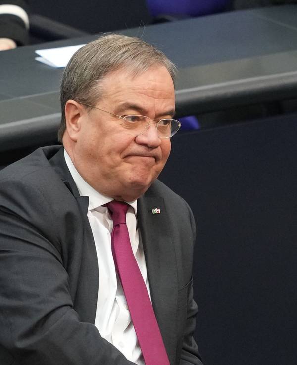 Der CDU-Vorsitzende Armin Laschet nimmt an der konstituierenden Sitzung des neuen Bundestags teil.