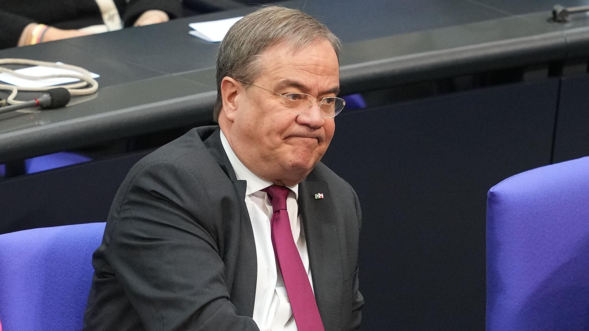 Der CDU-Vorsitzende Armin Laschet nimmt an der konstituierenden Sitzung des neuen Bundestags teil.