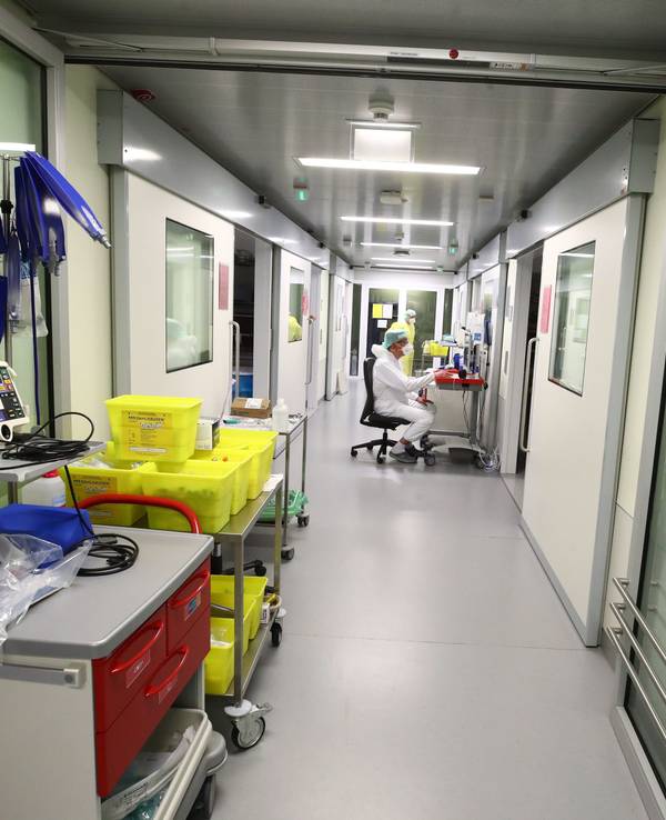 Ein Pfleger sitzt an einem Computer auf einer Covid-19-Intensivstation im SRH Waldklinikum Gera.