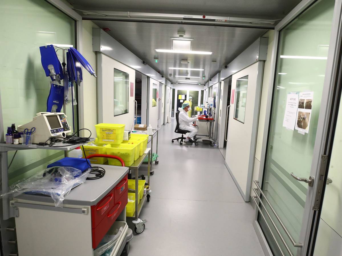 Ein Pfleger sitzt an einem Computer auf einer Covid-19-Intensivstation im SRH Waldklinikum Gera.
