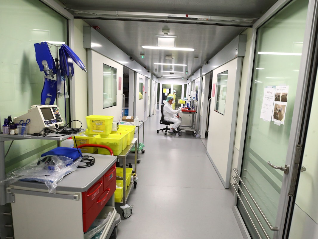 Ein Pfleger sitzt an einem Computer auf einer Covid-19-Intensivstation im SRH Waldklinikum Gera.