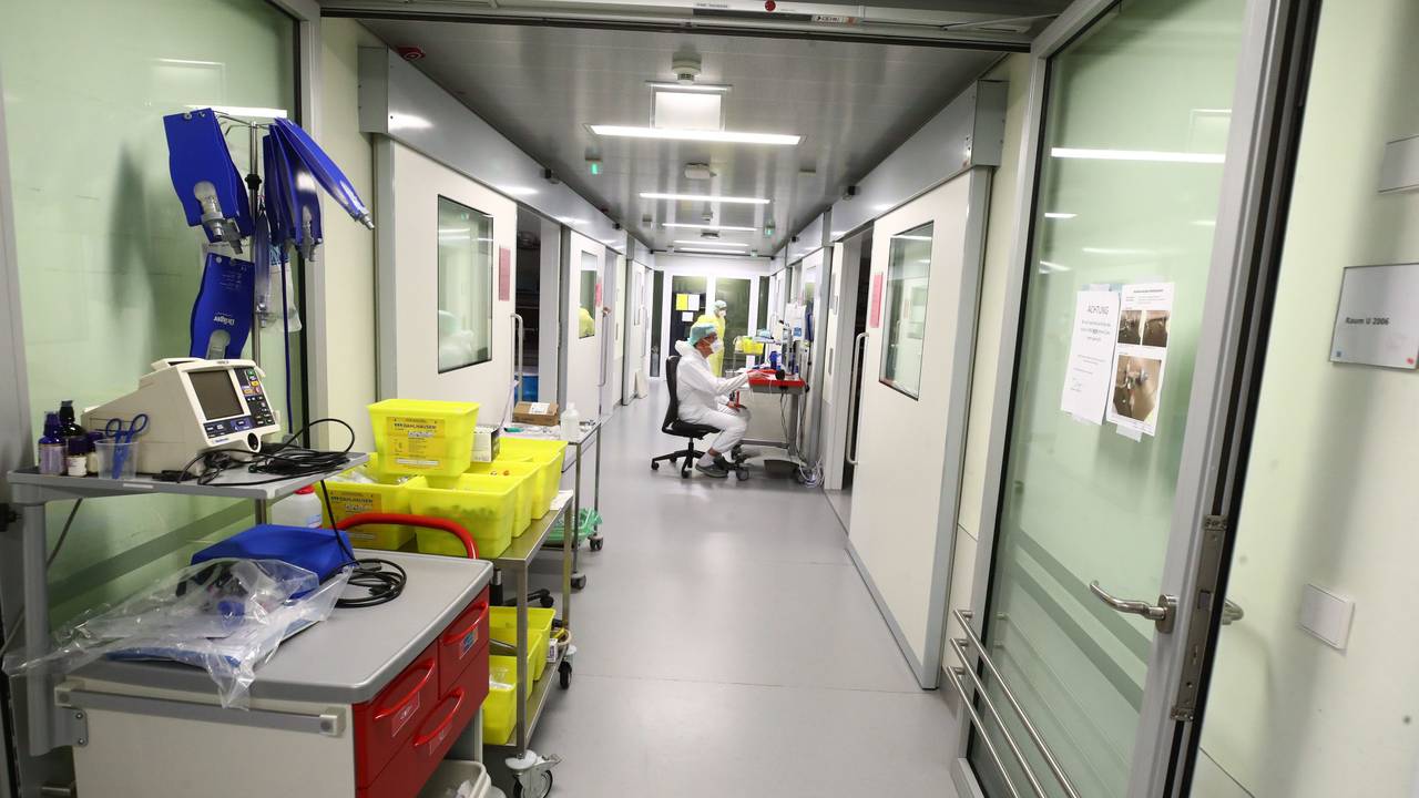 Ein Pfleger sitzt an einem Computer auf einer Covid-19-Intensivstation im SRH Waldklinikum Gera.
