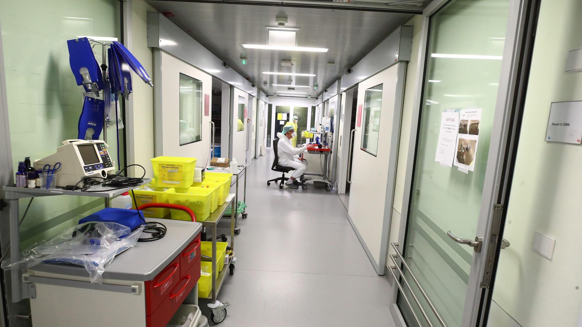 Ein Pfleger sitzt an einem Computer auf einer Covid-19-Intensivstation im SRH Waldklinikum Gera.
