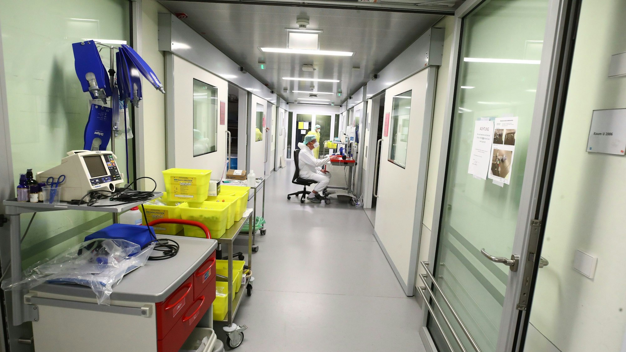 Ein Pfleger sitzt an einem Computer auf einer Covid-19-Intensivstation im SRH Waldklinikum Gera.