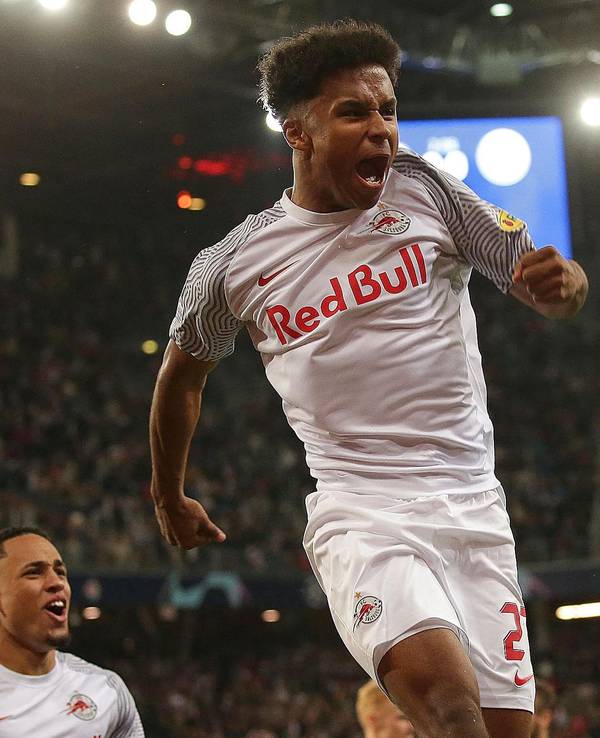 Karim Adeyemi jubelt über sein Tor gegen den VfL Wolfsburg