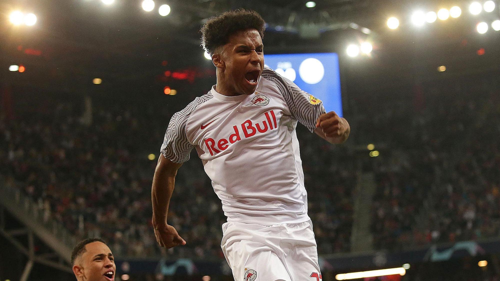Karim Adeyemi jubelt über sein Tor gegen den VfL Wolfsburg