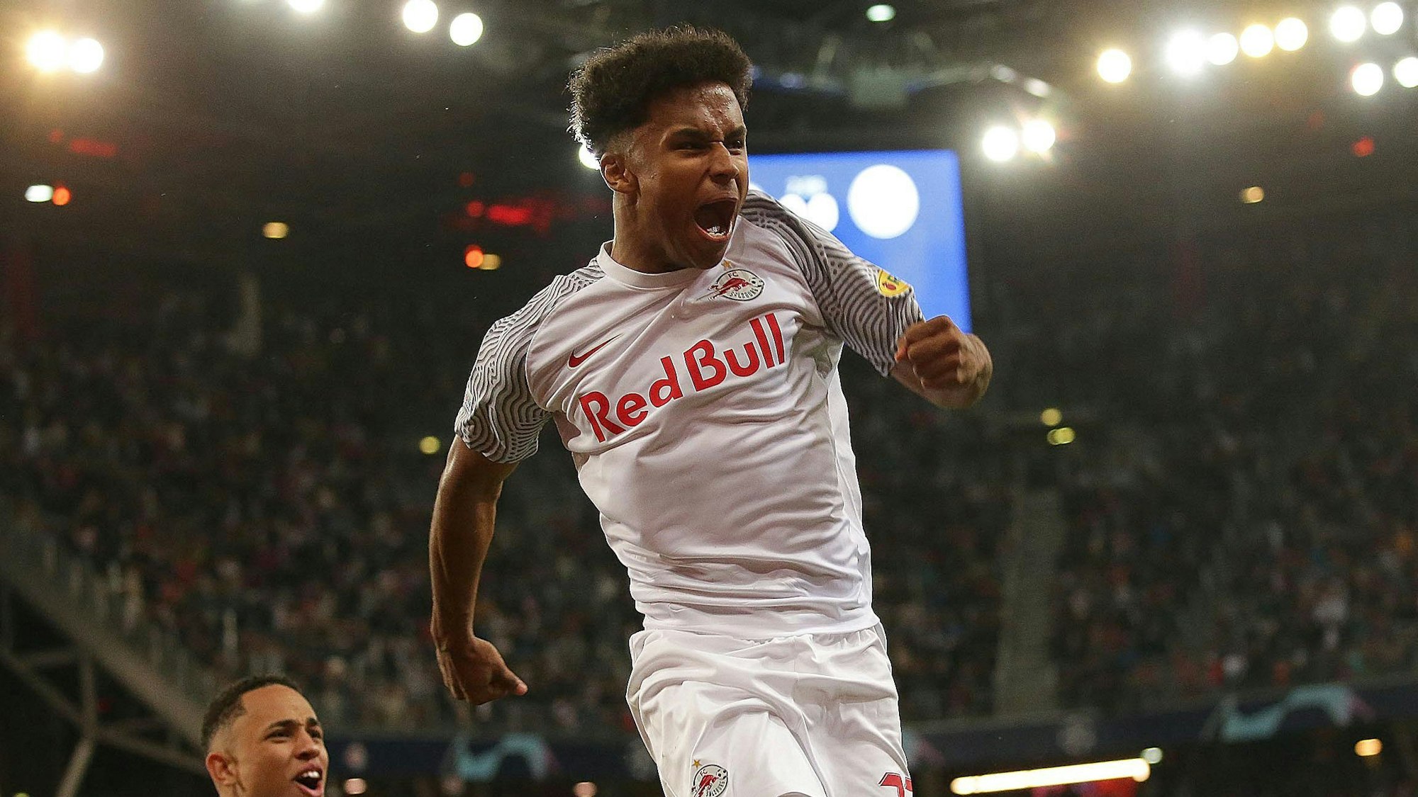 Karim Adeyemi jubelt über sein Tor gegen den VfL Wolfsburg