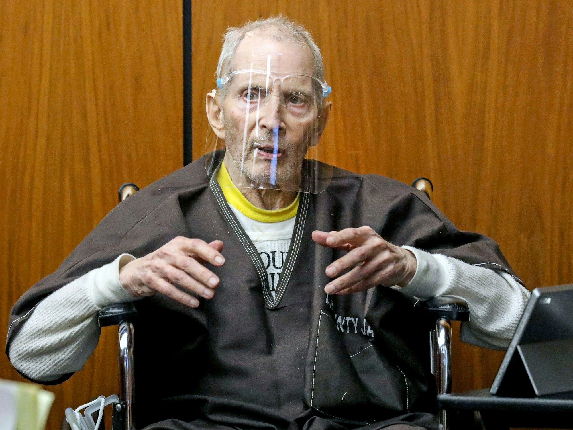 Auf diesem Archivbild vom Montag, 9. August 2021, beantwortet der 78-jährige New Yorker Immobilienmagnat Robert Durst Fragen des Verteidigers Dick DeGuerin, während er in seinem Mordprozess im Gerichtsgebäude von Inglewood, Kalifornien, aussagt.